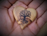 llavero de olivo, con forma de corazón. Se grabó nombre y el árbol de la vida